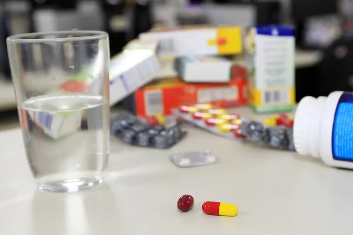 Suplementos como a melatonina são vendidos livremente, mas o uso deve ser feito com orientação profissional