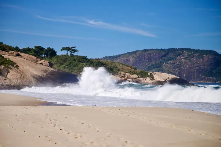 Além dos riscos para quem frequenta a orla, o mar revolto também afeta diretamente a rotina de trabalhadores