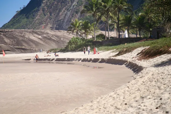 Em Itacoatiara, conhecida pelas ondas fortes e pela prática do surfe, o mar exige atenção redobrada durante a ressaca