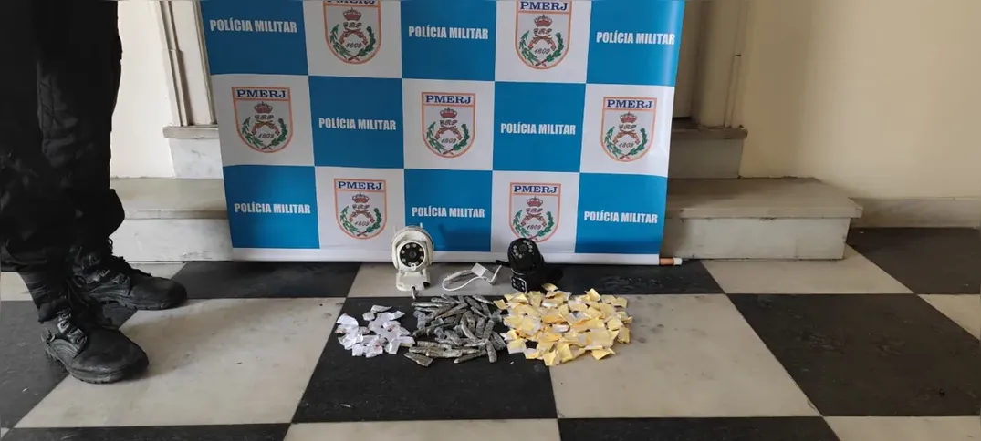 A ação resultou na apreensão de entorpecentes e de câmeras de videomonitoramento