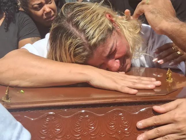 Fabiana Vasconcelos, precisou ser amparada durante todo o sepultamento