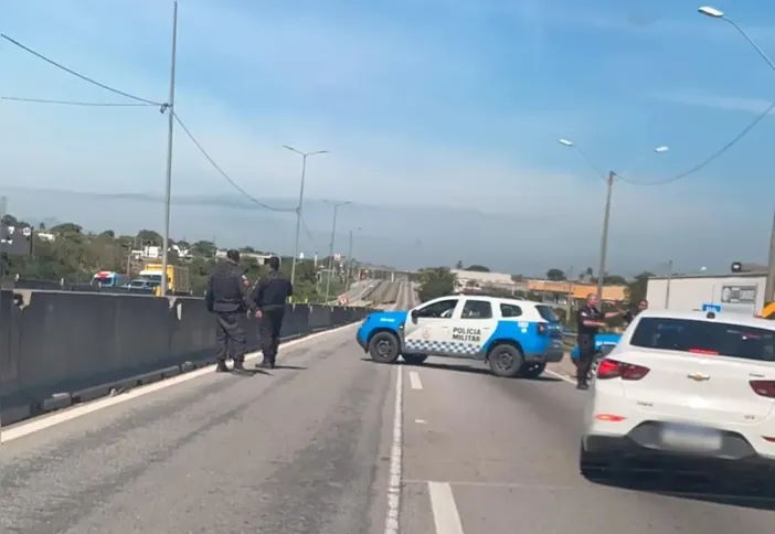 A principal rodovia da cidade foi interditada, segundo agentes da Polícia Rodoviária Federal