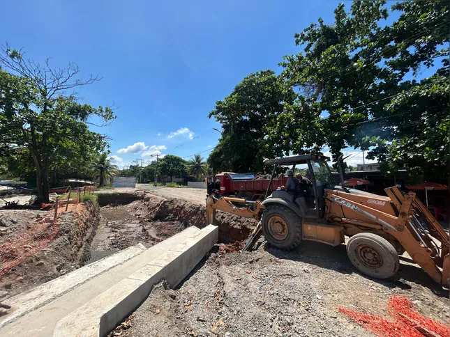 Intervenção na Praia das Pedrinhas, em São Gonçalo, inclui nova pavimentação, arquibancada, drenagem, paisagismo e reorganização da área gastronômica