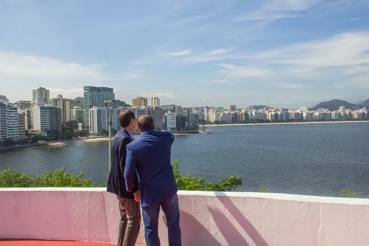 Rodrigo Neves e Eduardo Paes aproveitaram a vista do MAC
