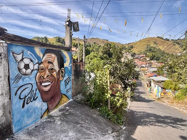 Moradores fazem homenagem ao Rei Pelé