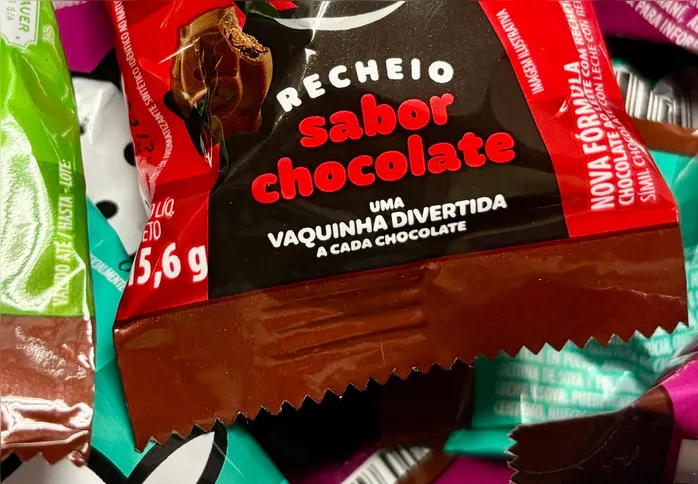 Itens “sabor chocolate” utilizam aromatizantes e corantes para imitar cor, textura e sabor do chocolate tradicional