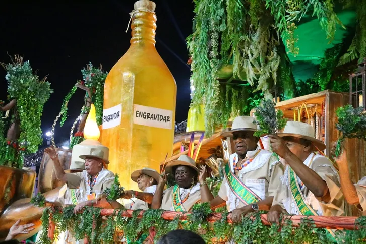 A Mangueira, em princípio, deve garantir um  lugar no Desfile das Campeãs. Escola foi ligeiramente melhor, em noite equilibrada