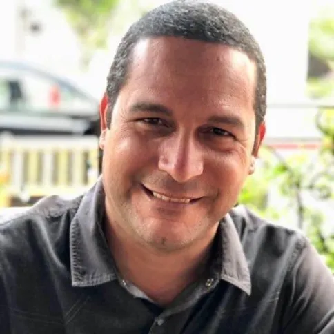 Sandro Almeida, ex-vereador de São Gonçalo, que já ocupou cargos públicos e teve familiares nomeados em funções na administração municipal