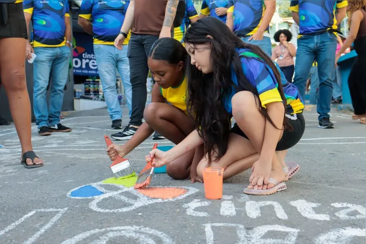 Na tarde da segunda-feira (8), foi iniciada a pintura na Rua Conceição Corrêa, em Santa Catarina