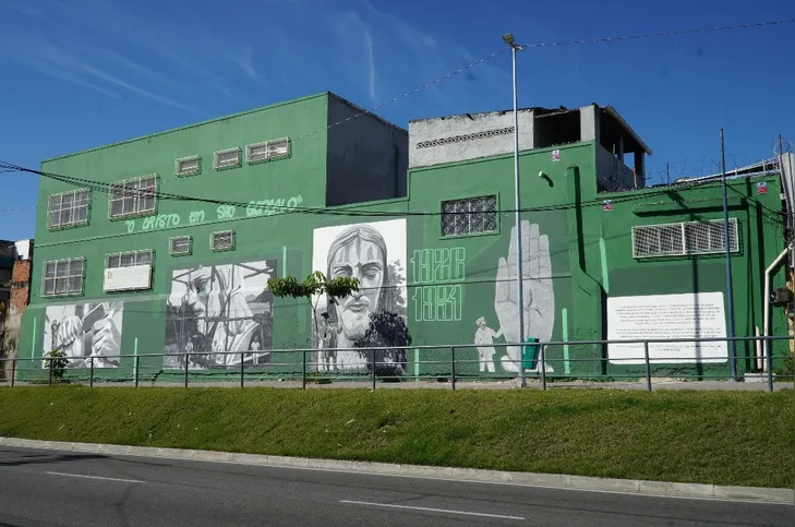 O painel retrata o processo de construção da cabeça e das mãos do Cristo, realizadas de forma totalmente artesanal