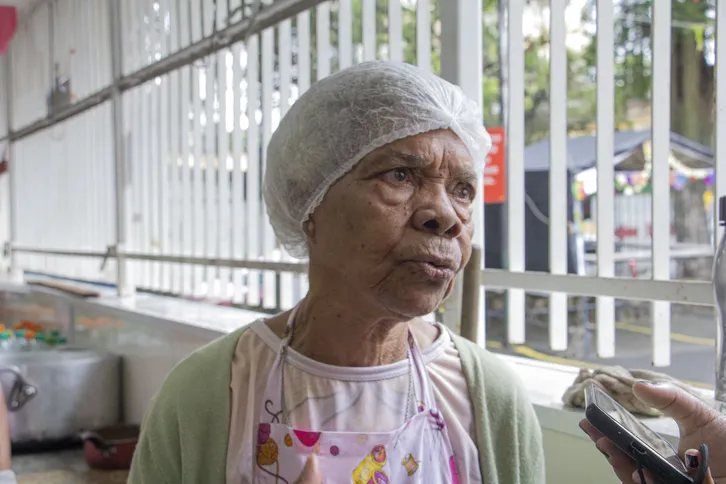 A voluntária Iracema Corrêa dos Santos, de 89 anos