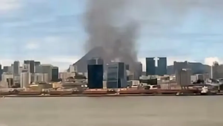 A coluna de fumaça preta pode ser vista da Ponte Rio-Niterói