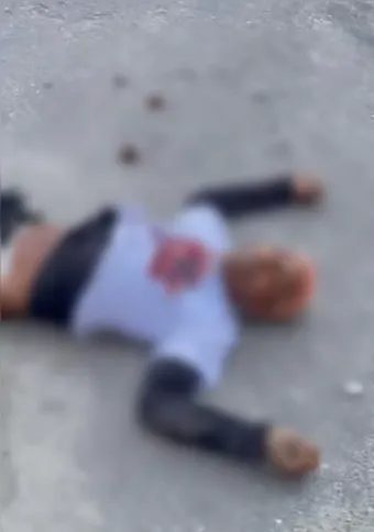 Um dos envolvidos foi baleado e morreu no local, e o outro acabou detido por populares