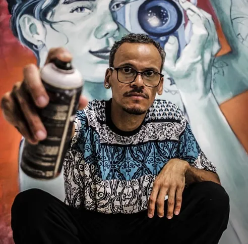 Vinícius Medeiros, de 44 anos, morador de Alcântara, que atua com grafite desde os 15 anos