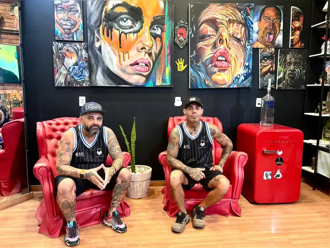 Os tatuadores Mandrak, de 41 anos, e Gilson Dreadlock, de 44, donos do espaço