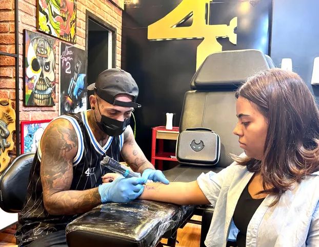 Mandrak também reforça que o significado está em quem faz a tatuagem, e não em quem observa