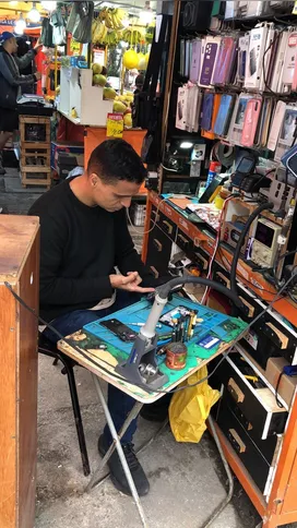 Fábio Luiz da Silva em seu quiosque no Centro de Niterói, onde atua como técnico em manutenção de celulares há 10 anos