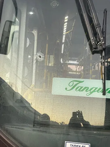 Durante o confronto, um ônibus da empresa Fagundes foi atingido por um disparo