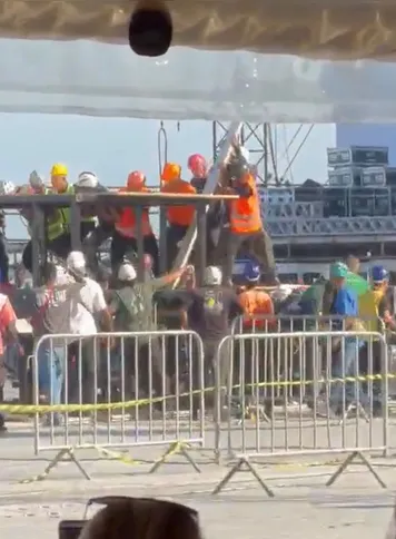 Foi possível ver o desespero de muitos funcionários ao tentarem retirar o equipamento de cima de Gabriel