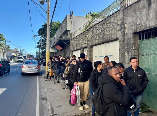 Trabalhadores formaram uma longa fila em frente ao SECGAL para protocolar cartas de oposição à contribuição assistencial