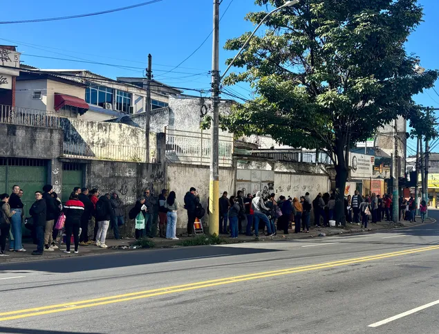 A fila estava chegando em outras ruas próximas