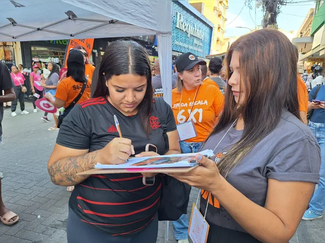 Manuela Rodrigues, trabalhadora em escala 6x1 participa do abaixo-assinado
