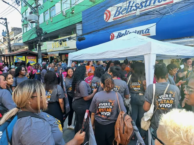 Imagem ilustrativa da imagem Trabalhadores se reúnem em ato contra a escala 6x1 no Alcântara, em São Gonçalo