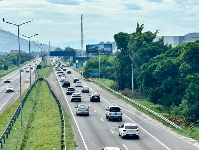A concessionária Arteris Fluminense, responsável pela administração da BR-101/RJ, prevê que cerca de 453,6 mil veículos circulem pelo trecho entre os dias 2 e 6 de abril,