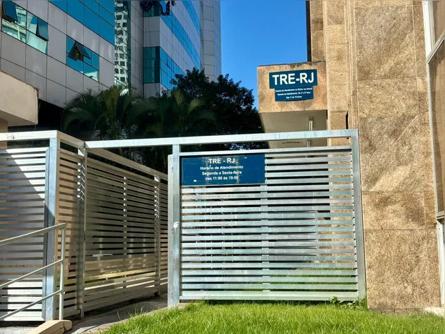 Portão do Tribunal Regional Eleitoral do Rio de Janeiro (TRE-RJ), em Niterói