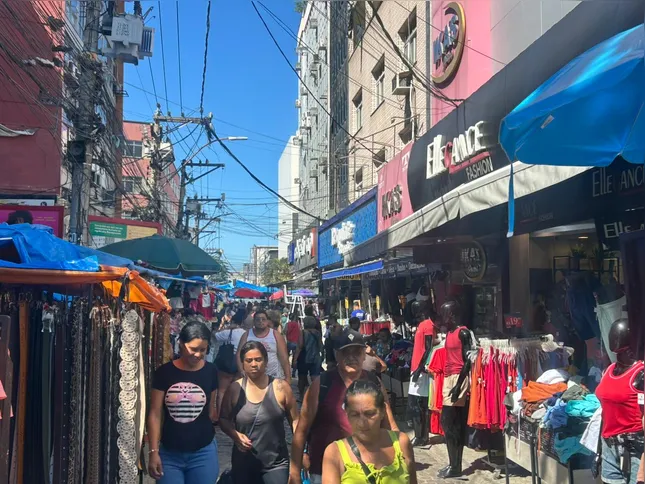 Ruas de Alcântara estão lotadas com consumidores fazendo as compras de última hora