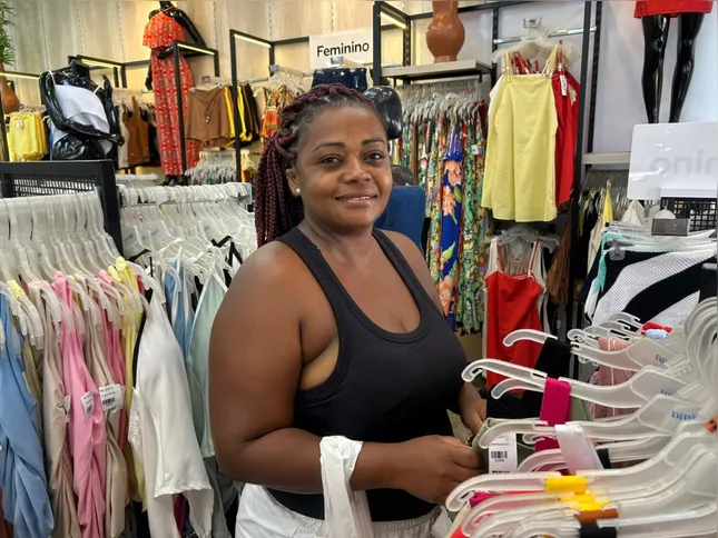 Cintia Gomes aproveita as últimas horas para comprar os presentes para toda a família