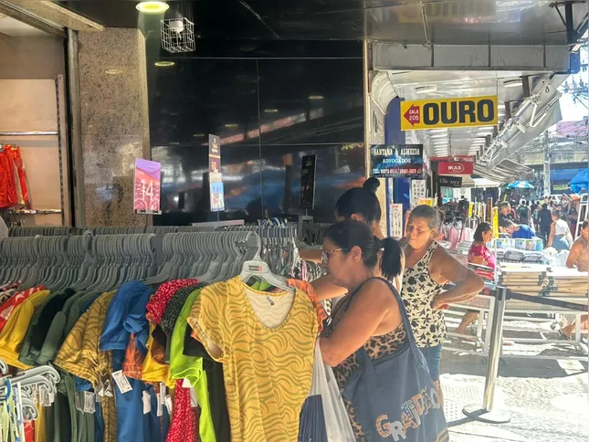 Consumidores apostam em roupas e brinquedos para presentear os familiares