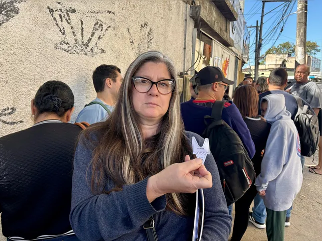 Márcia de Carvalho conta que chegou às 7h mas já encontrou uma grande fila