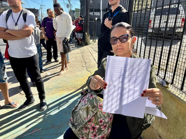 Andréia Regina teve que revezar um banquinho com uma amiga para aguentar a espera na fila