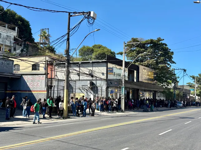 Algumas pessoas relataram já ter vindo durante a semana, mas desistido pelo tamanho da fila