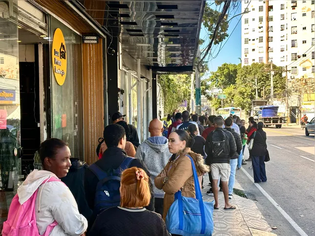 Trabalhadores que não chegaram de madrugada acabaram ficando no fim da fila