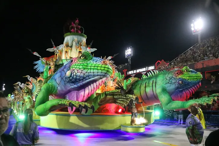 Botafogo samba Clube não se intimidou com a responsabilidade de abrir  os desfiles