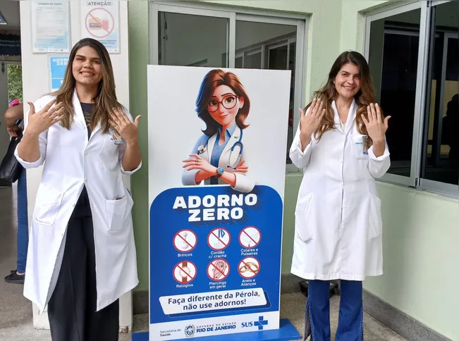 Adereços como brincos, cordões e relógios são alguns dos adereços a serem evitados