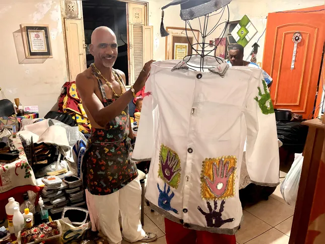 No ateliê da escola, no Zé Garoto, Dam Crhistovam coordena o trabalho de confeção de de fantasias e adereços