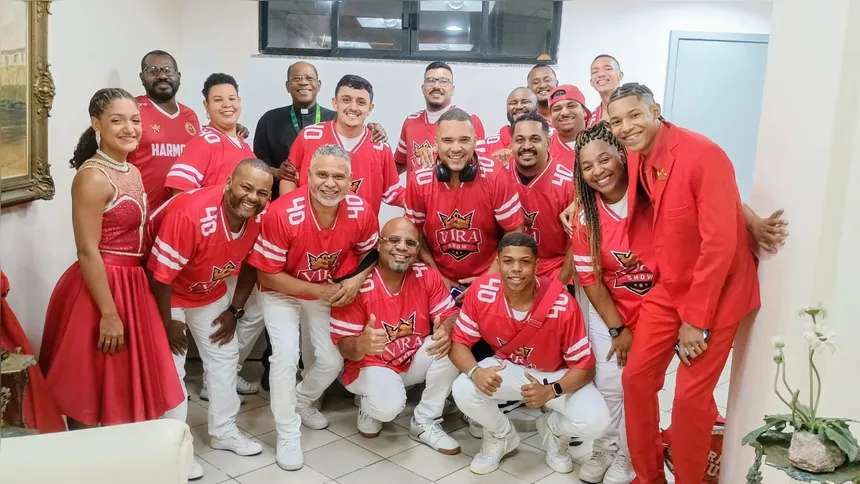 Segmentos da bateria da Unidos do Viradouro abriram o evento no auditório do Bloco A