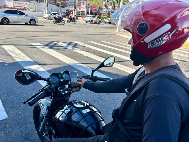 O motociclista Alexandre, de 48 anos, afirma que prefere parar antes de manusear o aparelho
