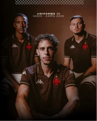 Robert Renan, Nuno Moreira e Hugo Moura com a nova camisa 3 do Vasco para 2025