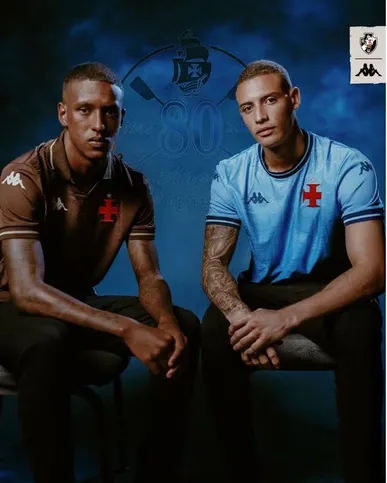 Robert Renan e o goleiro Pablo com os novos uniformes do Vasco