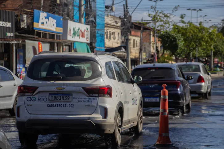 Imagem ilustrativa da imagem Vazamento de água causa transtorno para comerciantes e moradores em rua principal no Barro Vermelho