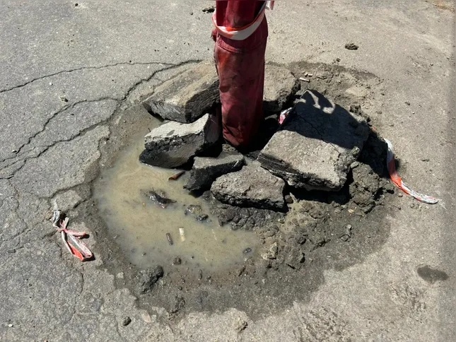 Equipes da Águas do Rio não conseguem localizar o vazamento