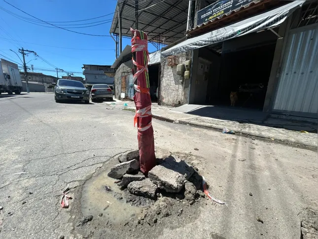 O morador colocou um pneu e outros itens para sinalizar o buraco e não ocorrer acidentes