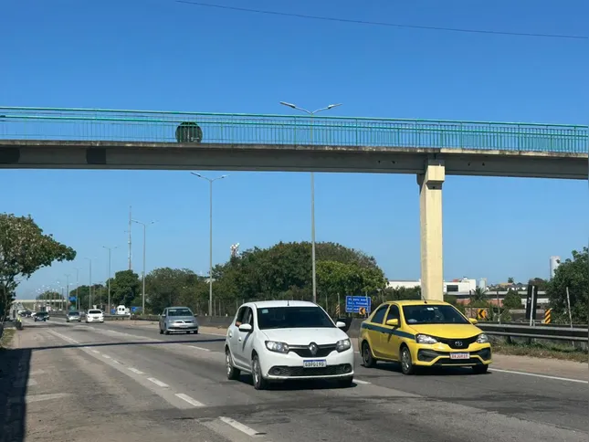 Carros e outros veículos transitam pelos dois sentidos da pista com tranquilidade