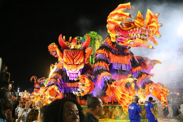 Beija Flor, campeã no ano passado veio forte para tentar o bi