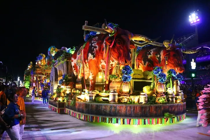 Tijuca também fez belo desfile, fechando a segunda-feira
