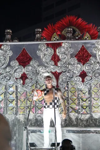 Paulo Barros chorou durante boa parte do desfile. Sua obra de 2007 foi relembrada no desfile da Viradouro